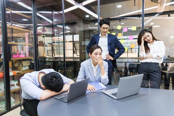 银行工作人员办理抵押贷款：可靠性与安全性分析 图2