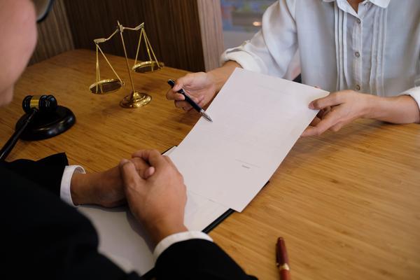 房子抵押贷款未还清|卖房的法律风险与应对策略 图1